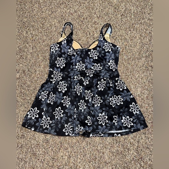 NWOT women’s plus size 24, 24W Floral Black and White Women's swimsuit - Picture 3 of 5
